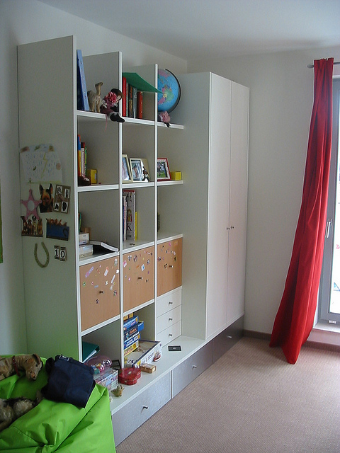 Weißer Kinderzimmerschrank nach Maß